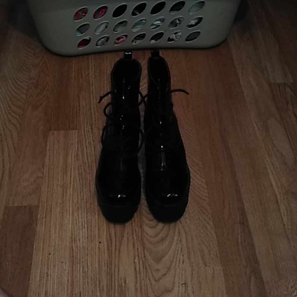 Black platform boots patenleather